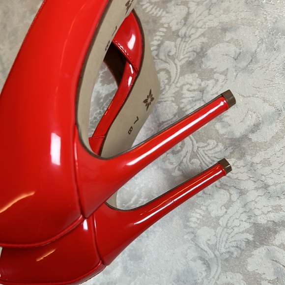 BCBGeneration Lenny Smooth Soft Patent Pumps - Pointed Toe Heels, Size 7 B - EUC - Picture 7 of 17